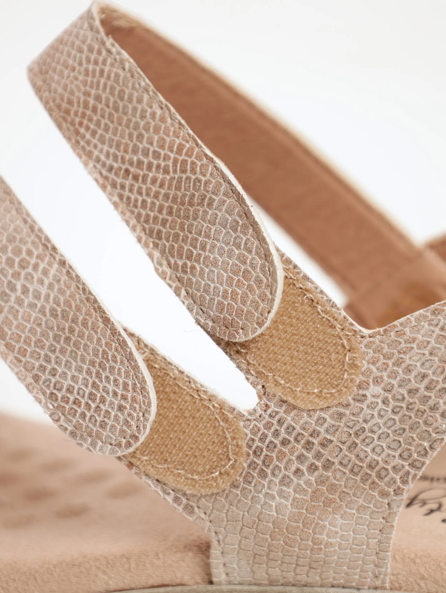 Ladies Soft Style Soft Gillian Sandal - Gold