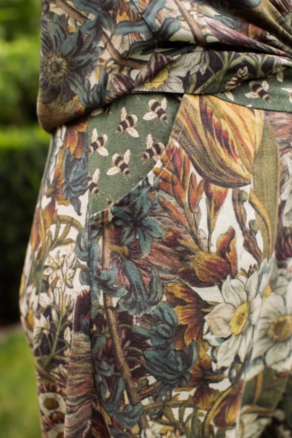 MARKET OF STARS LOVE GROWS WILD BOHO LINEN BEE PRINT CROPPED ARTISTS PANTS