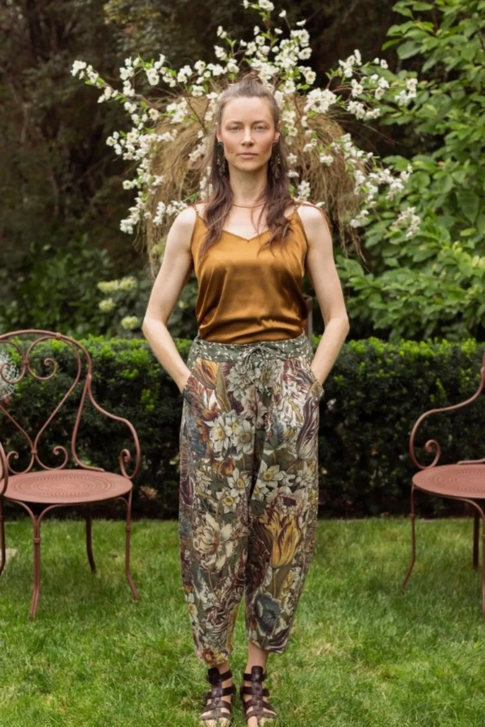 MARKET OF STARS LOVE GROWS WILD BOHO LINEN BEE PRINT CROPPED ARTISTS PANTS