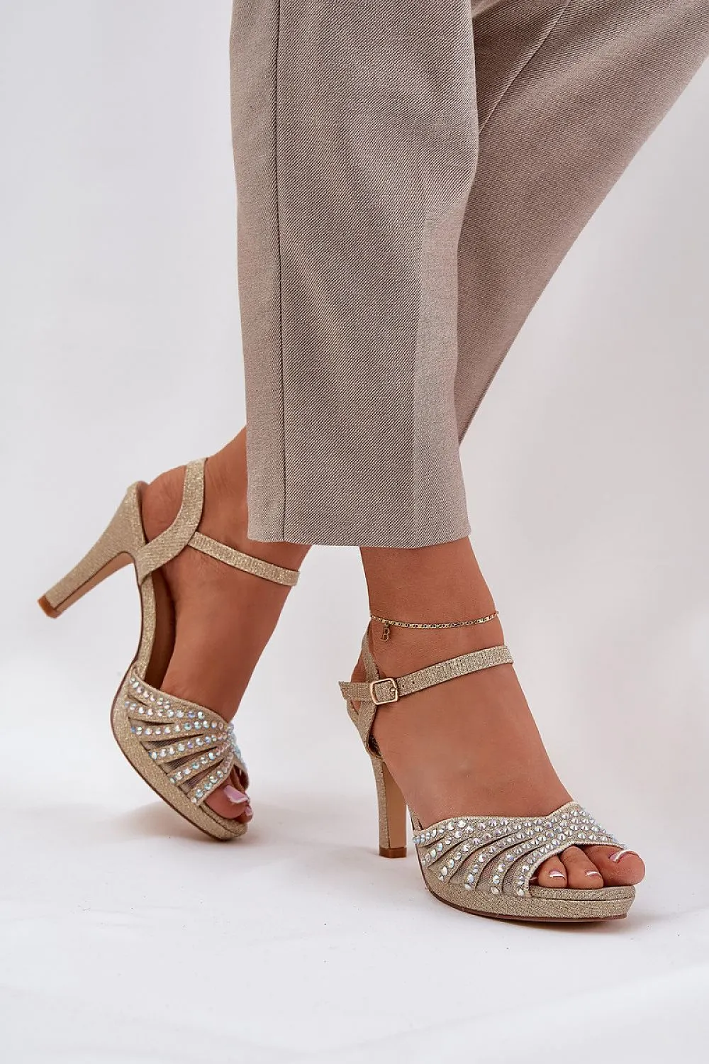 Women's heel sandals adorned with brocade